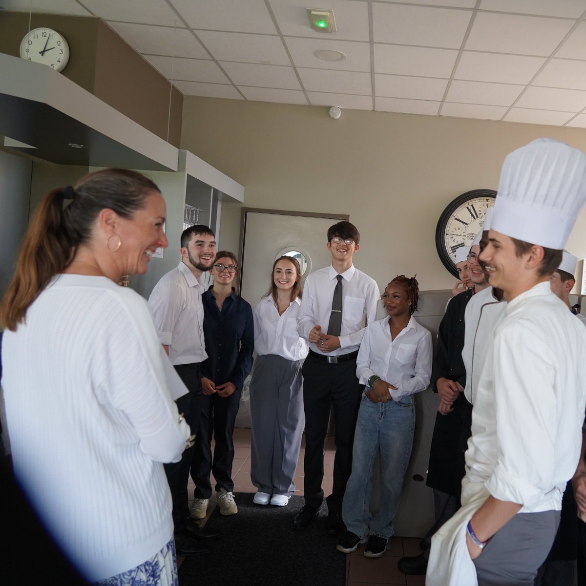 acpoitiers's tweet photo. La rectrice @BndicteRobert à la rencontre des élèves et des équipes des #DeuxSèvres 
✅ Dynamique #NotreEcole au collège F. Rabelais #Niort
✅Pratique et plaisir de lire à l'école de #Verruyes
✅Réforme des lycées professionnels au lycée Les Grippeaux #Parthenay
#rentree2023 https://t.co/UkwxfYNZiV