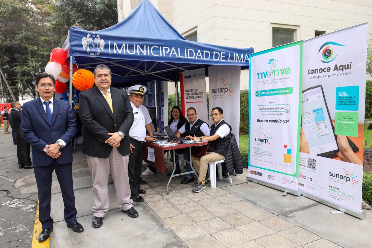 SunarpOficial's tweet photo. #NoticiasSunarp | El superintendente nacional, Armando Miguel Subauste, visitó el estand de Sunarp, en la I Feria de Servicios Fundaciones del @MinjusDH_Peru, realizada por la celebración del sexagésimo octavo aniversario de creación del Consejo de Supervigilancia de Fundaciones. https://t.co/8R3PYc9uvt