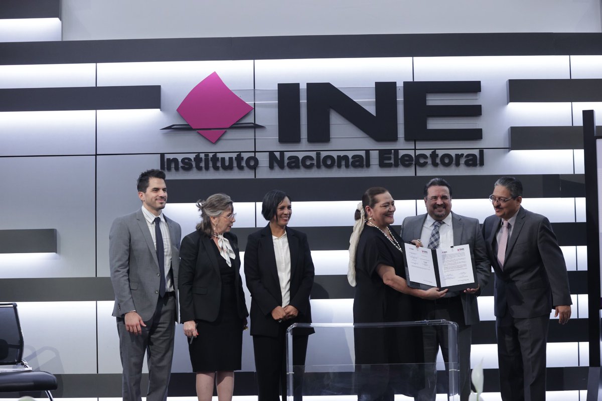 IEESINALOA's tweet photo. Firma de Convenio General de Coordinación entre el @INEMexico y los #OPLEs, en donde participan el Consejero Presidente Arturo Fajardo Mejía y el Vocal Ejecutivo de la Junta Local del INE Sinaloa Jorge Luis Ruelas, de cara al Proceso Electoral Local 2023-2024. 
#Elecciones2024MX https://t.co/MDODx149TW