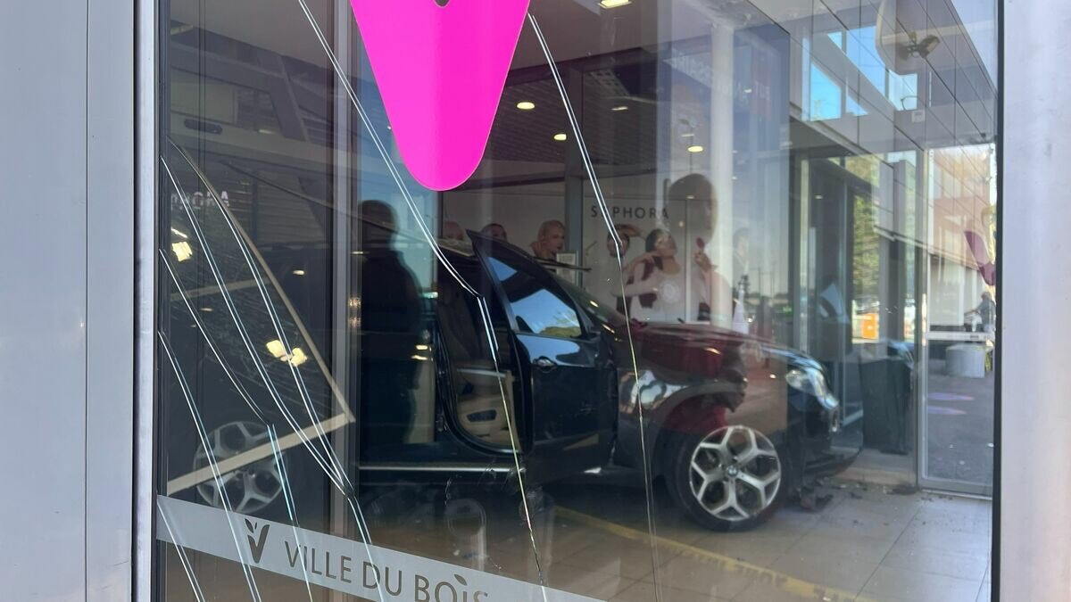 info_Paris_IDF's tweet photo. 🔴 FLASH - #VilleduBois : Des individus ont percuté à l'aide d'une #voiture l'une des entrées du centre commercial. 

👉 Ils sont partis en laissant la voiture sur place après avoir visité 3 #bijouteries. Le préjudice est à ce stade inconnu. (LP) #Essonne https://t.co/Ob2ViSTWWW