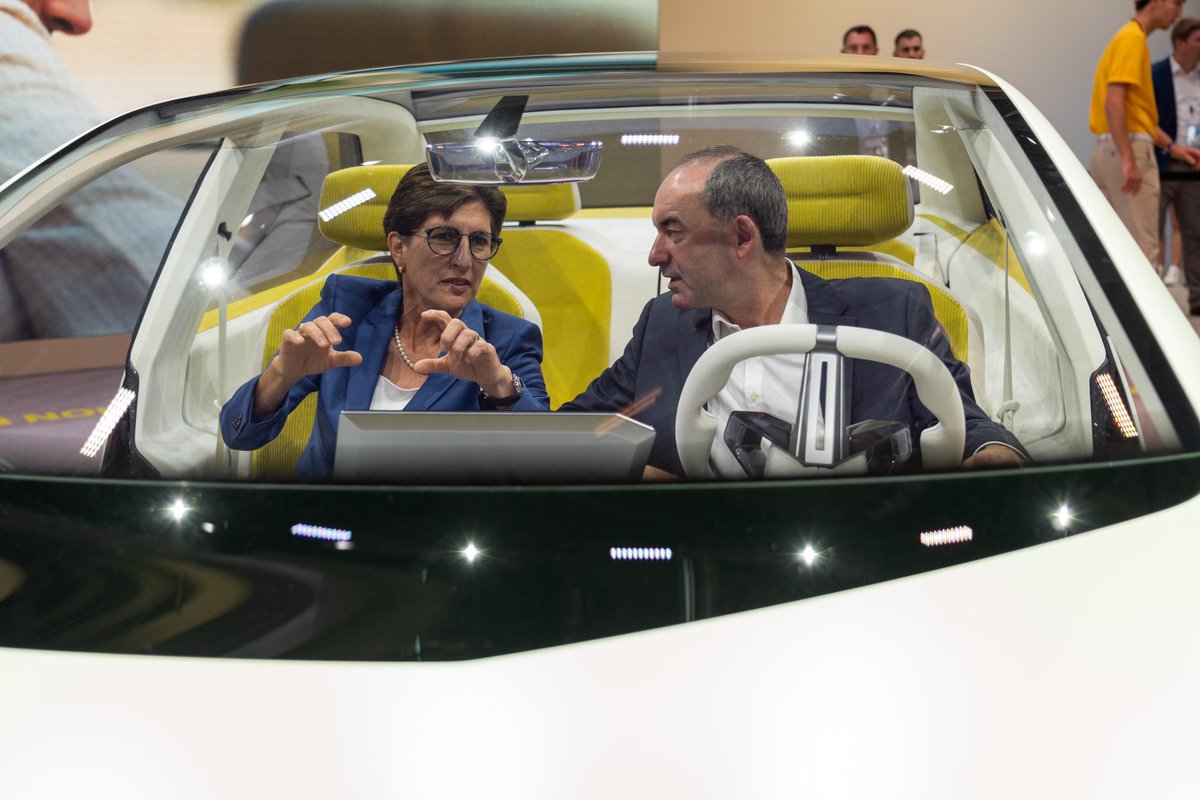 HubertAiwanger's tweet photo. #IAA #München voller Erfolg! Ja zum Auto, technologieoffen ohne ideologische Verbote! Neben reinem Batterieauto muss auch #Wasserstoff und der moderne #Verbrenner eingesetzt werden! Verbrennerverbot ab 2035 darf nicht kommen, China hält am Verbrenner bis 2060 fest! #Aiwanger https://t.co/pjiLiMVE3n