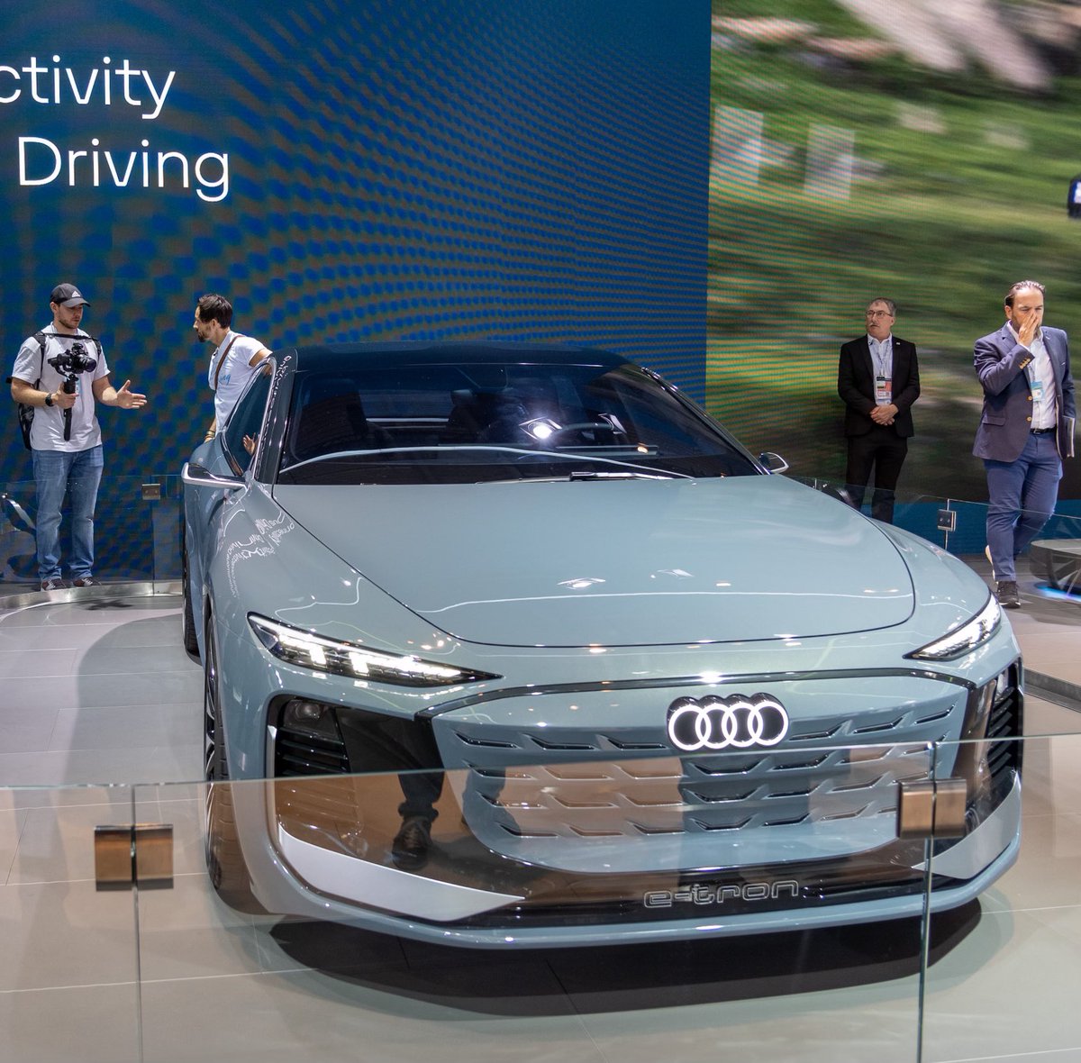 HubertAiwanger's tweet photo. #IAA #München voller Erfolg! Ja zum Auto, technologieoffen ohne ideologische Verbote! Neben reinem Batterieauto muss auch #Wasserstoff und der moderne #Verbrenner eingesetzt werden! Verbrennerverbot ab 2035 darf nicht kommen, China hält am Verbrenner bis 2060 fest! #Aiwanger https://t.co/pjiLiMVE3n