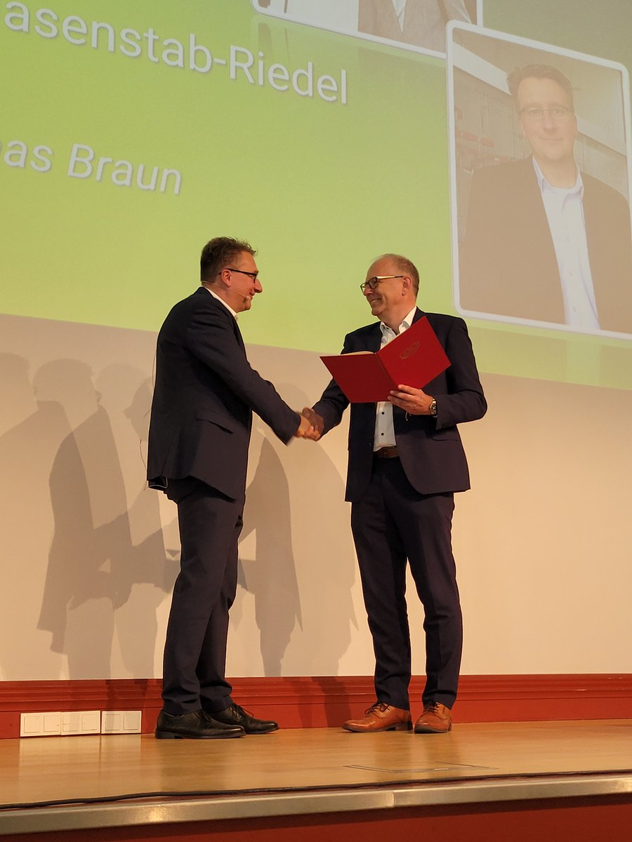 RiedelLab's tweet photo. Thanks! It was a great honor and pleasure for me to receive the Christel and Herbert W. Roesky Prize at WiFo 2023. Many thanks also to Thomas @BraunGroup, Peter @AkRoesky, Karsten @GDCh and @JasminMHerr for a wonderful award ceremony!!!
https://t.co/O9JkqUv3cP https://t.co/2VcDMCthO8