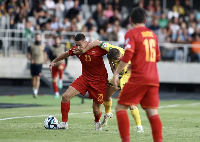 Alors on est passé par toutes les émotions, la tristesse, l'espoir, la joie pour finir sur la climatisation.

Match terminé 2-2 face à la Lituanie.