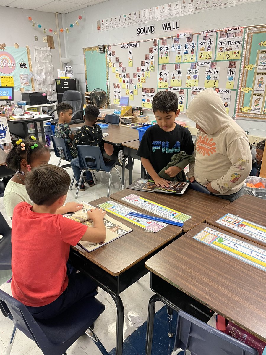 MSerna116's tweet photo. Partner reading in 2nd grade!!! @NISD #teamMichael https://t.co/nLTwdjOzJL