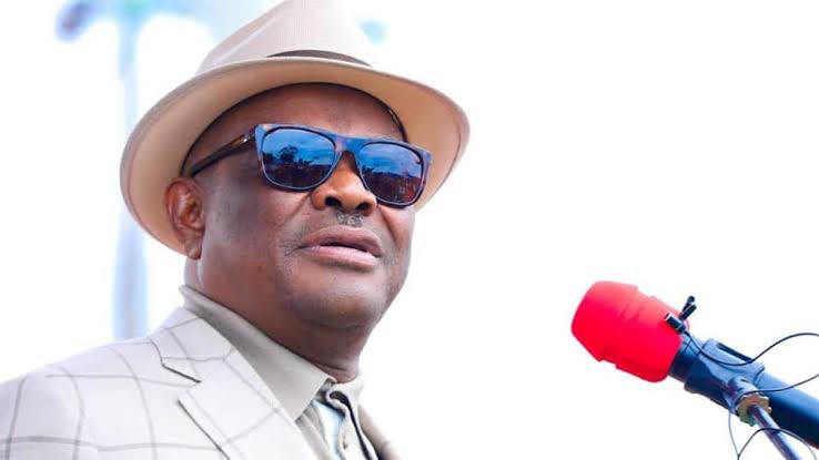 Imranmuhdz's tweet photo. FCT Minister, Nyesom Wike has expressed dissatisfaction with the embarrassing the spate of contract variations in the territory, lamenting that since he made known his intention to complete abandoned projects he has been inundated with talks of contract variations.

Speaking on Thursday when he inspected the Lower Usuma Dam in Bwari,Wike queried why the contractor’s report on the Usuma Water system contract which was awarded as an emergency project in 2017 at the cost of N20 billion, and further revised upward to N50 billion in 2020, would now indicate that yet another N900m would be required to complete the job despite attaining 90 percent completion. 

He said; “We are going to overhaul the entire system. I have never seen a thing like this before in my life. What you see in FCDA contract variation from N10bn to N120bn, from N50bn to N200bn. It is alarming and I am not going to accept it. 

“It was unfortunate that while we went to the Gurara road, it was very embarrassing, and this is not what they are going to take. The job was awarded in 2017 at the cost of N20bn, in 2020 they revised the contract sum to N50bn. 

“As I speak to you, we have paid almost N50bn, what is outstanding from what the man in charge has said is N900m, and now the N900m will not be enough to complete the job that they have done about 90 percent and thereby we move to another variation. This is what we are not going to accept.”

“Now, having come to the Usuma Water System, I was told that the contract had been awarded as an emergency contract. We just heard it now that it has not been awarded fully. Just a mere letter of intent to the contractor since last year August. 

“We know the importance of this, because it supplies water to our people in the city and this environment. 

“Water is very important, so I have directed that it is not an emergency again. If something has happened since last year, you call it an emergency till now, it is no longer an emergency. If at all it was an emergency, we are going to start all over, and we are going to supervise the procurement process and we will allow other companies to bid as far as this project is concerned. So, it is alarming.”