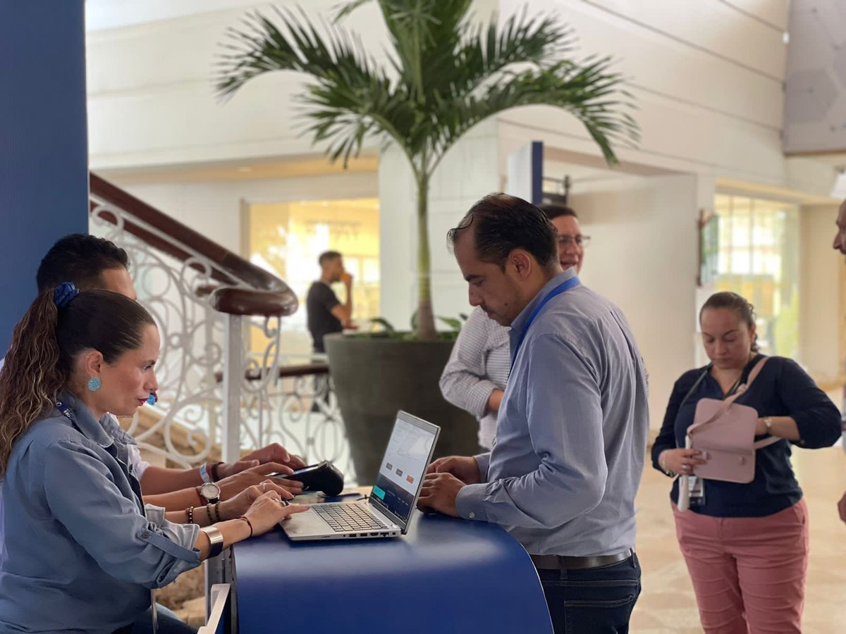 Registraduria's tweet photo. Así se vive el segundo día de la jornada de masificación de cédula digital en el marco de #ANDICOM2023, en donde decenas de ciudadanos ya se unieron a la nueva era de la identificación digital. https://t.co/VkrwnkNypL