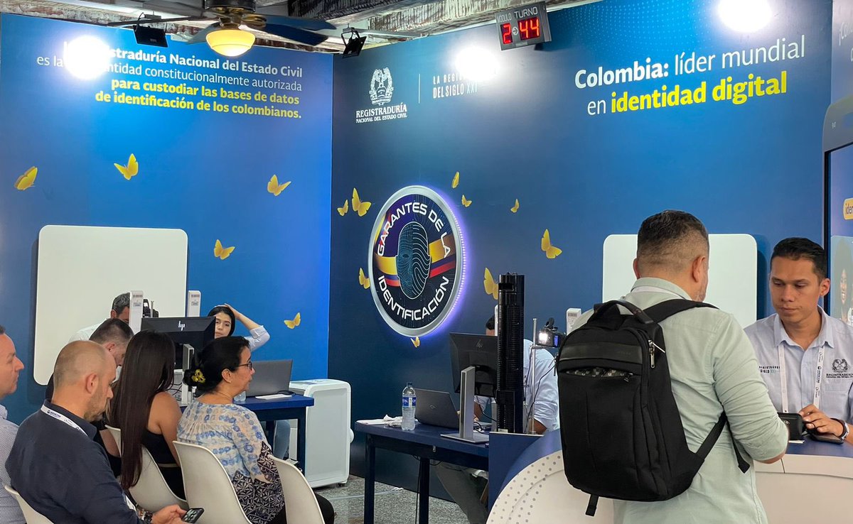 Registraduria's tweet photo. Así se vive el segundo día de la jornada de masificación de cédula digital en el marco de #ANDICOM2023, en donde decenas de ciudadanos ya se unieron a la nueva era de la identificación digital. https://t.co/VkrwnkNypL