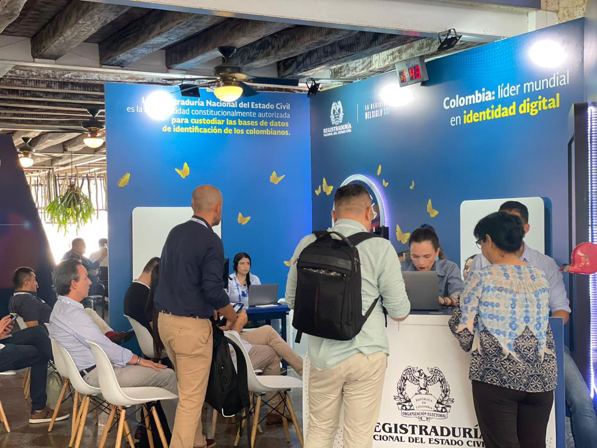 Registraduria's tweet photo. Así se vive el segundo día de la jornada de masificación de cédula digital en el marco de #ANDICOM2023, en donde decenas de ciudadanos ya se unieron a la nueva era de la identificación digital. https://t.co/VkrwnkNypL