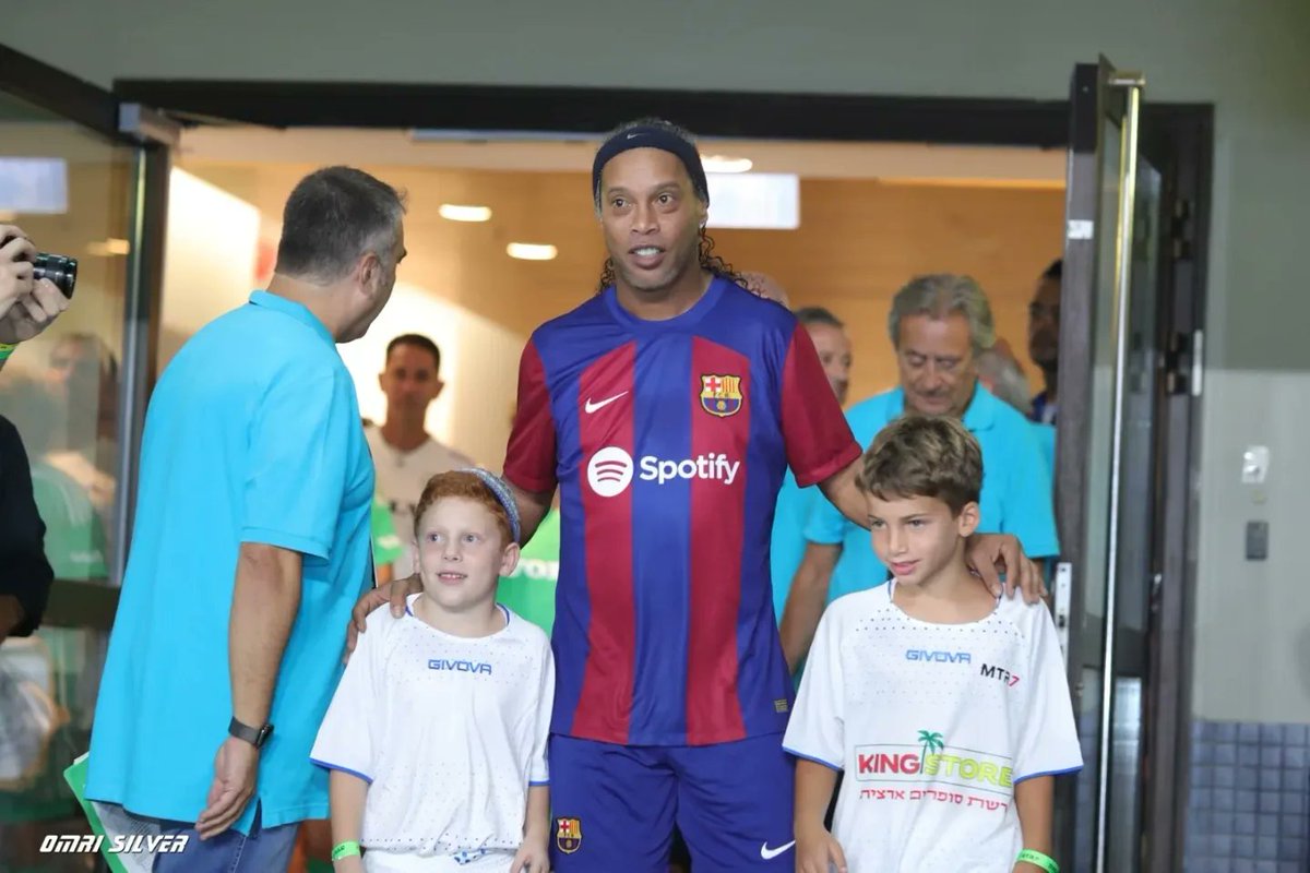 10Ronaldinho's tweet photo. Israel, muito obrigado!!! 🇮🇱🇮🇱
País lindo e que nos recebe tão bem todas as vezes... Felicidade em rever meus companheiros e dar um pouco de alegria pra galera!!
#MésQueUnClub 🔴🔵 https://t.co/atCn92tjmx