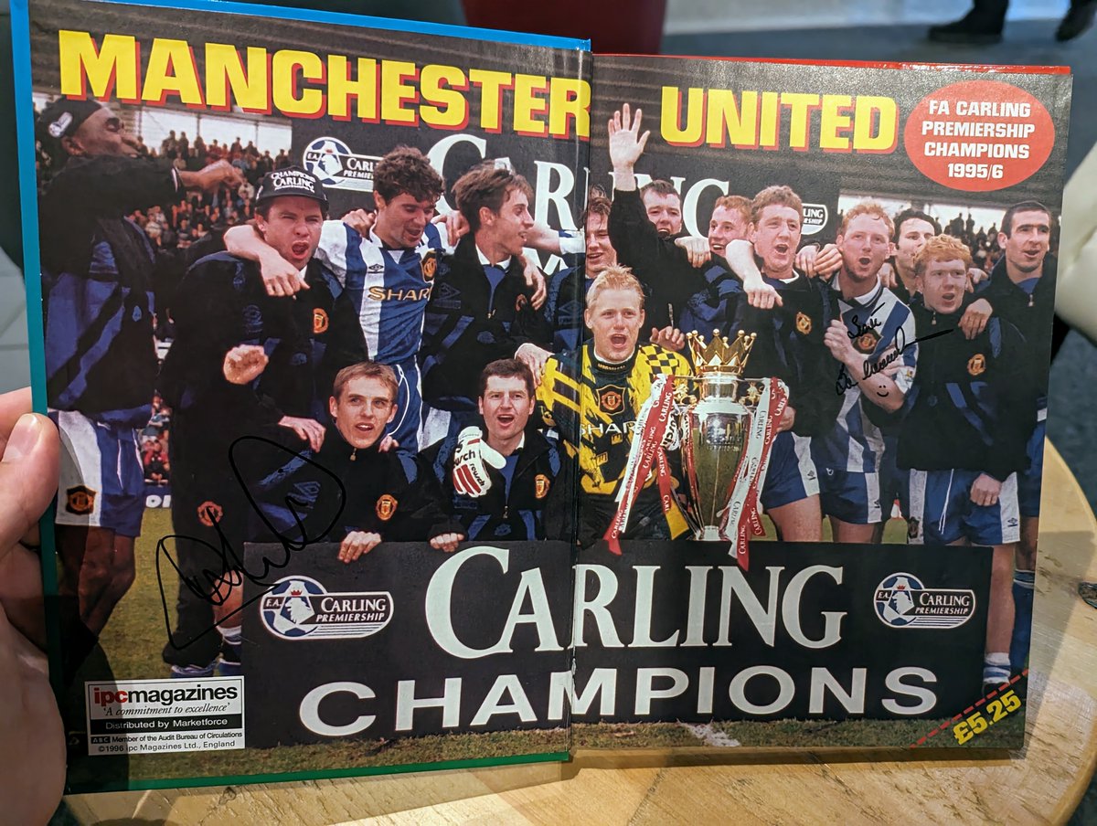 Met 2 of my childhood heroes, Brian McClair and Andrew Cole.

They posed with my Corinthian models of themselves, signed my Shoot '97 annual and a replica of the first shirt I had as a kid.

10yo me would have been a very happy boy if he knew this would one day happen.

🔴⚪⚫⚽