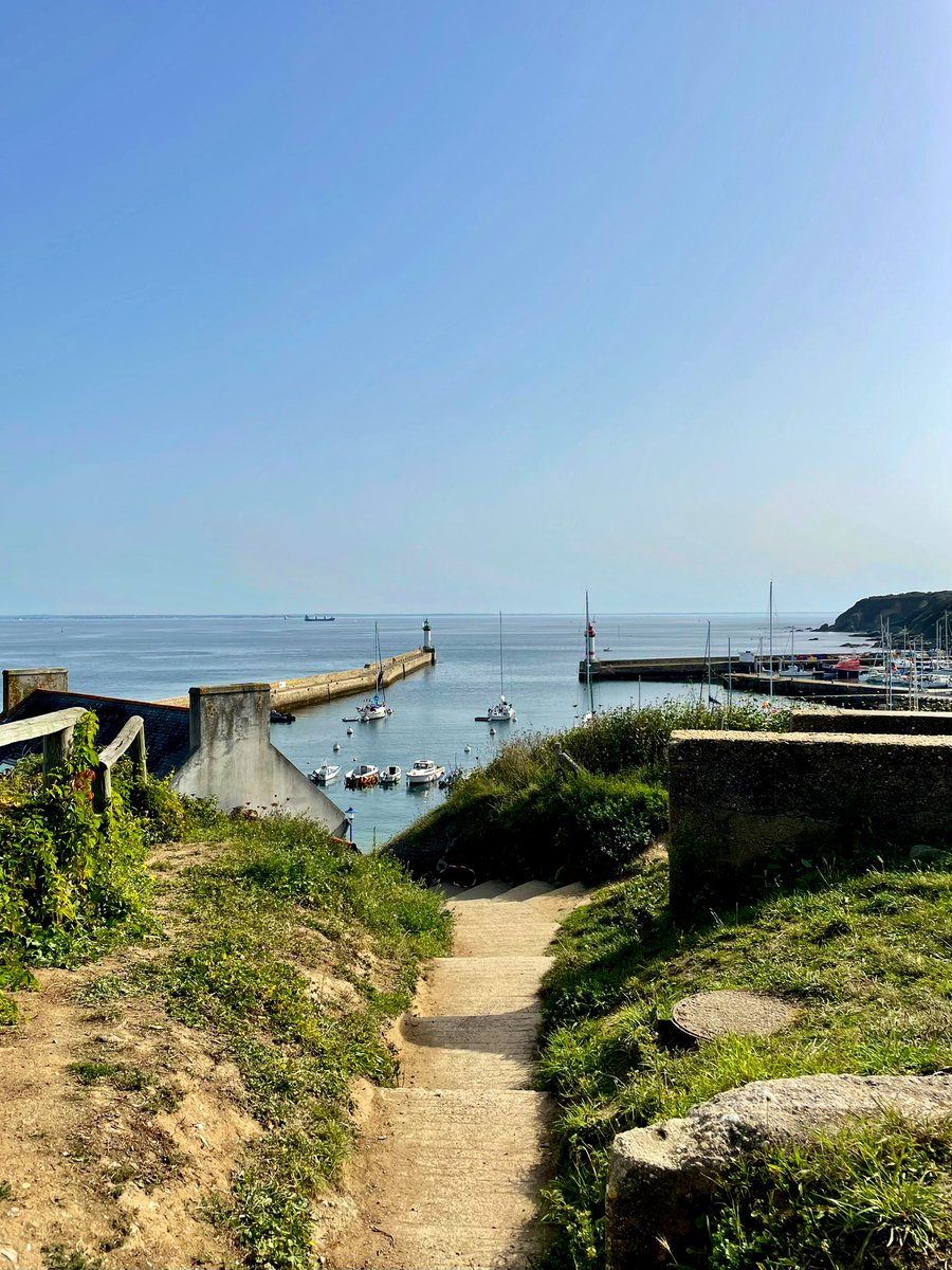 iledegroixbzh's tweet photo. Vue sur les deux feux qui marquent l’entrée de Port-Tudy en ce beau début de mois de septembre sur l’île de Groix.

📸 @abf1 https://t.co/MyYxMBRnlq