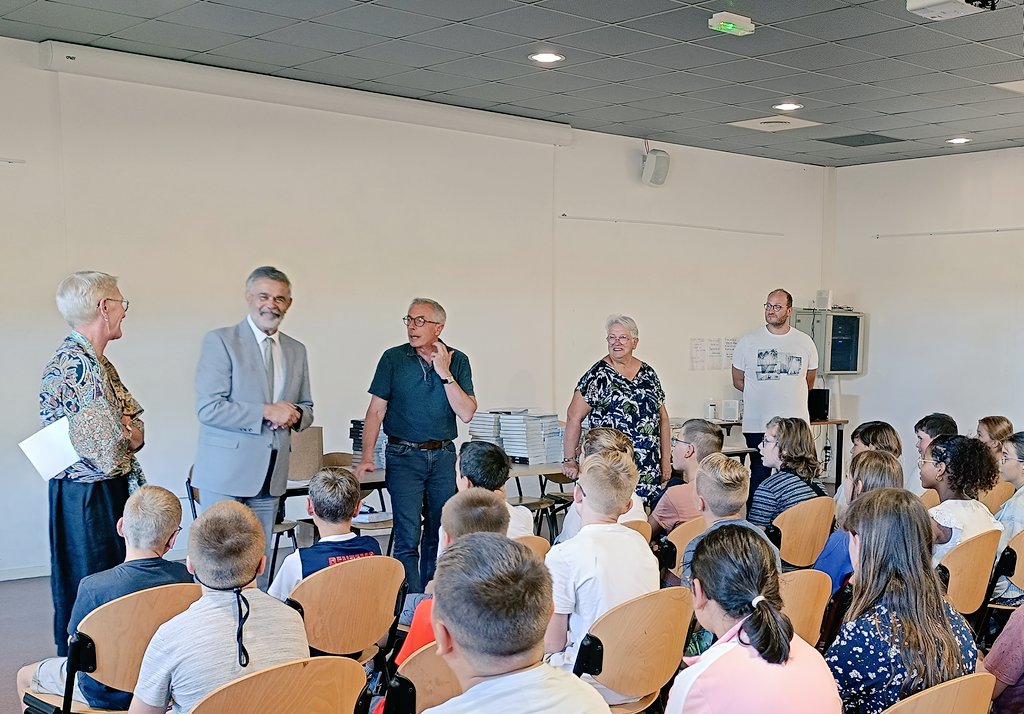 ClgFleury's tweet photo. 07 septembre : une belle journée avec repas🍽️ en musique 🎶🎵🎼, remise des calculatrices et d'un livre 📚pour les 6e en présence des conseillers départementaux. https://t.co/QnMEOaBGsC