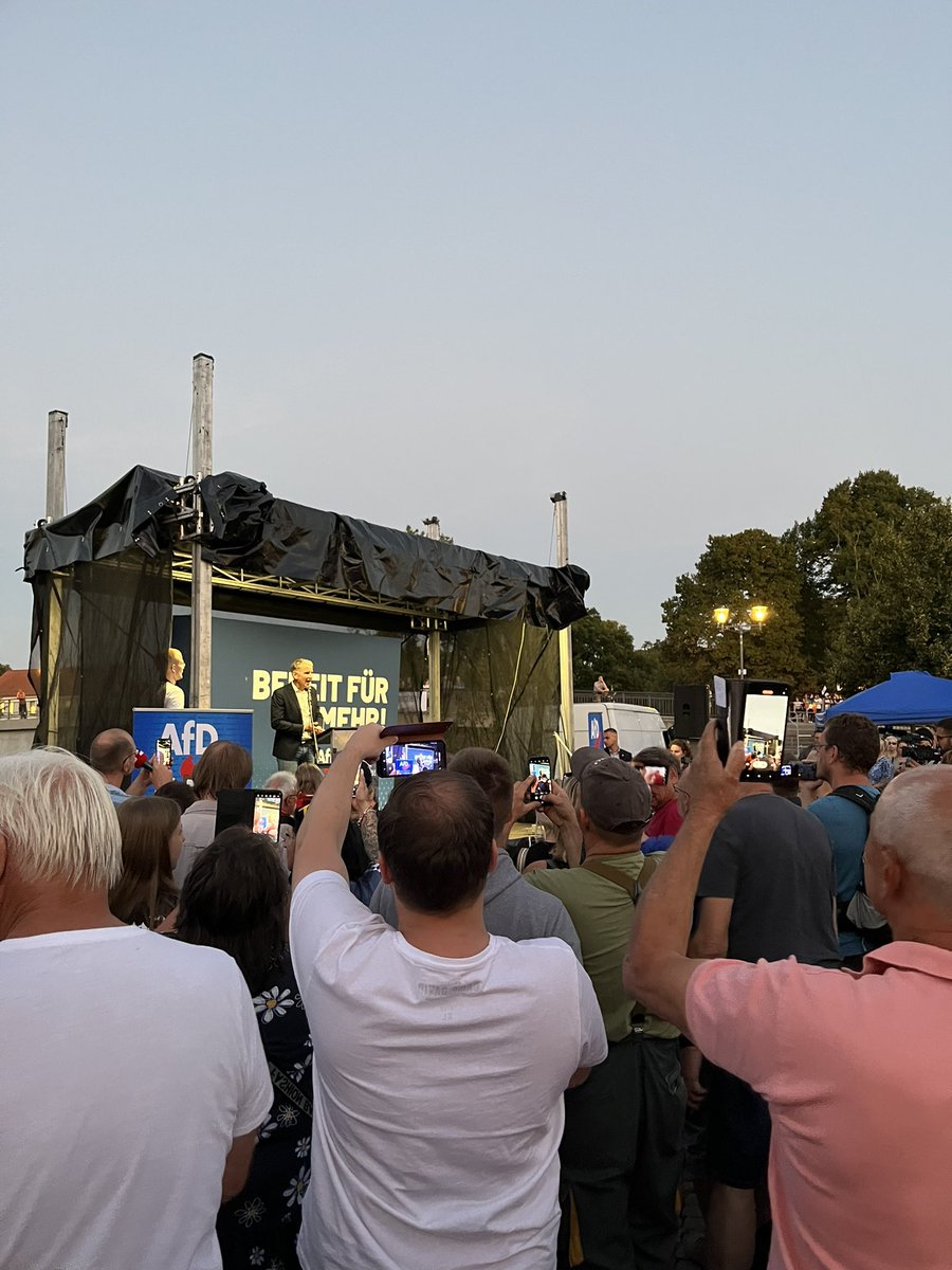 In Oranienburg verharmlost AfD-Mann Björn Höcke mal wieder die NS-Zeit,  diesmal besonders krass: 

„Wir Deutschen haben die braune Diktatur hinter uns gebraucht, wir haben die rote Diktatur hinter uns gebracht, wir werden auch die bunte Diktatur hinter uns bringen“