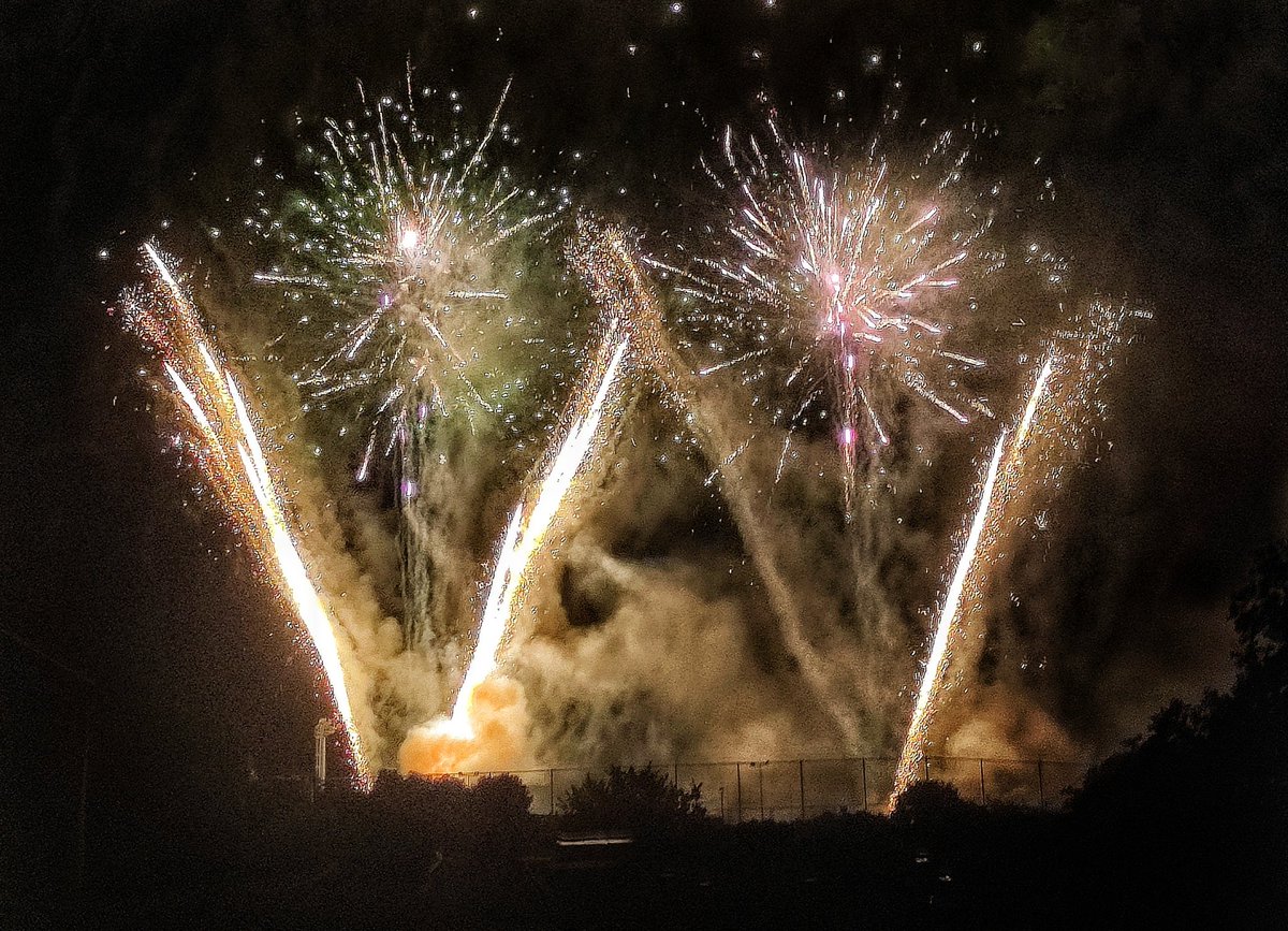 🎆🎆🎆
📸©Sara Mattioli 
.
.
#astenagusia #fuochi #fuochidartificio #fireworks #fuochipirotecnici #fuochiartificiali #festa #photography #firework #pirotecnico #like #party #pirotecnici #bhfyp #fuochiartificio