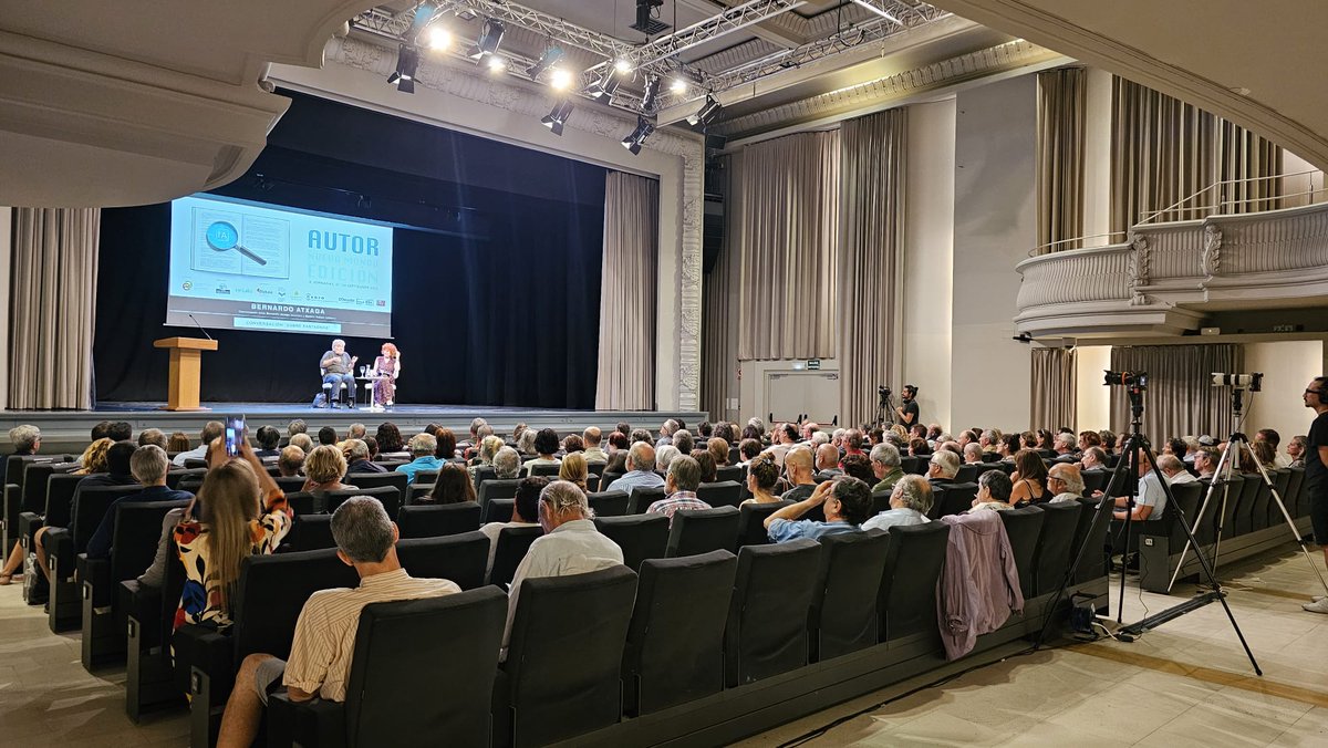 publishersmag's tweet photo. Disfrutando en Bilbao de la charla entre Bernardo Atxaga y @Beacelaya en la inaugración de las X Jornadas del Autor en el nuevo mundo de la edición #autor23 organizadas por la @AEEEIE. #PWespañol @CEDROenlinea @vintalis2022 @deusto @salaBBK https://t.co/k0IAvmtztP