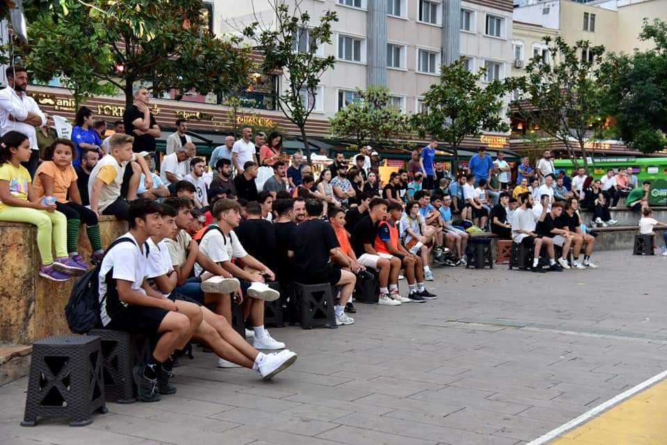 Aziz Ergun adına düzenlediğimiz Ayak Tenisi Turnuvamızda heyecan birbirinden çekişmeli maçlarla başladı ⚽

📍Atapark