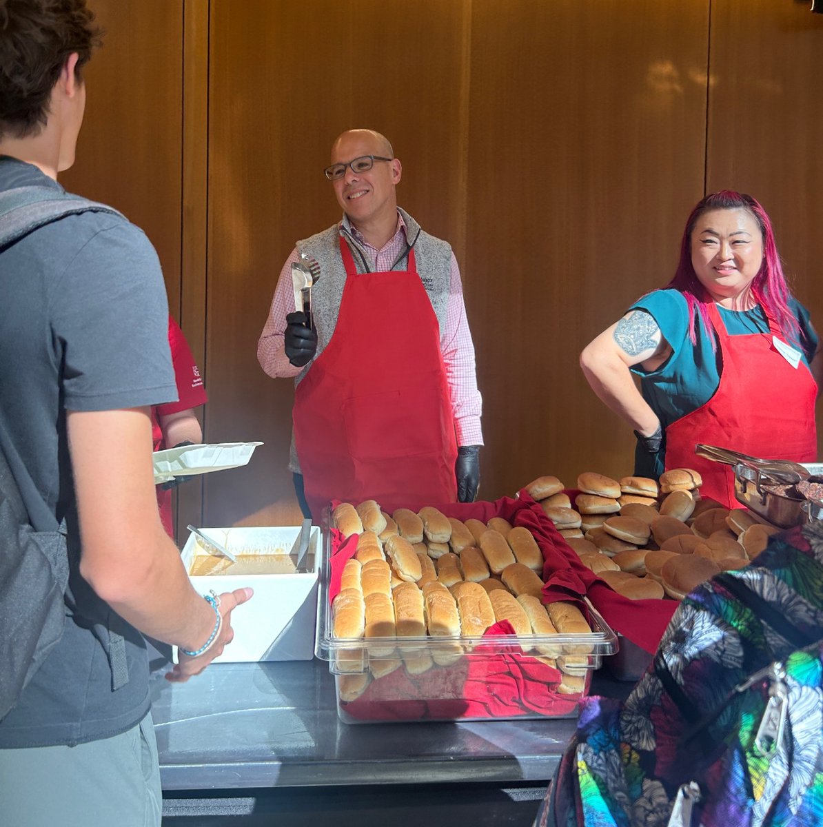 WashUOlinDean's tweet photo. Having a blast at a wonderful WashU Olin tradition: the Welcome Cookout and Diversity Expo. Grateful to all the students who stopped to grab a bite and say hi! #OlinNow https://t.co/386PGlgthj