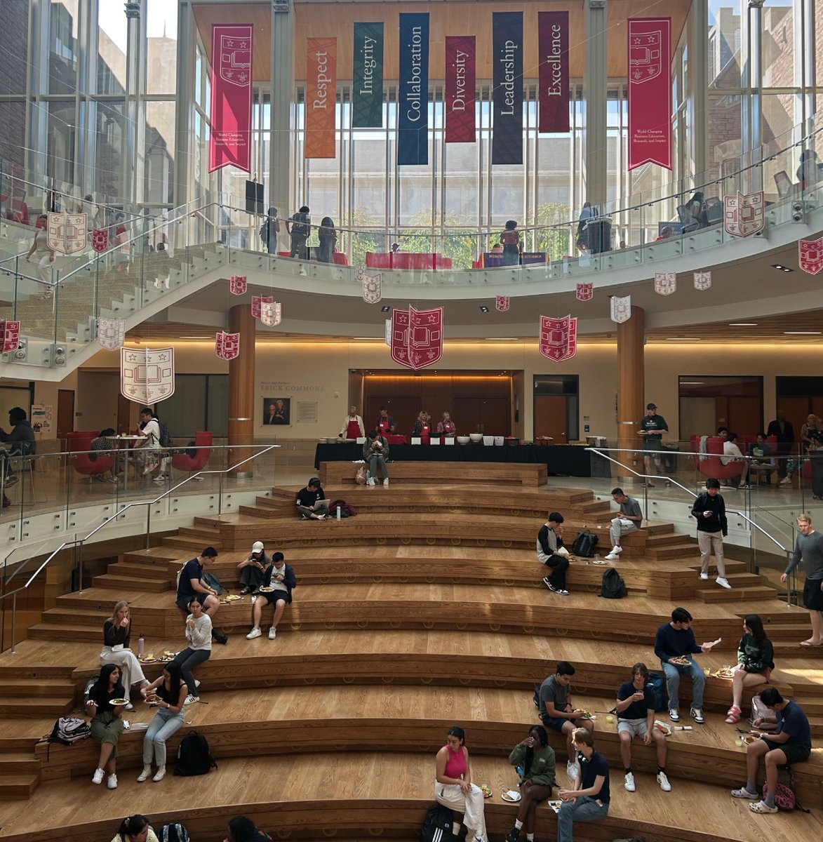 WashUOlinDean's tweet photo. Having a blast at a wonderful WashU Olin tradition: the Welcome Cookout and Diversity Expo. Grateful to all the students who stopped to grab a bite and say hi! #OlinNow https://t.co/386PGlgthj