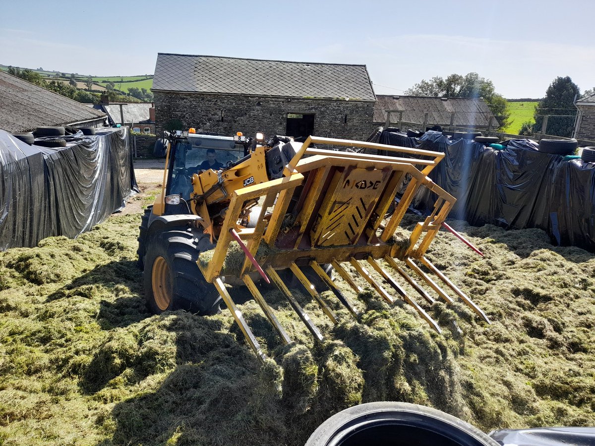 HallidayLou's tweet photo. Silaging with one of our forage wagons and the JCB for buckracking. 

#foragewagon #silaging #silage2023 #JCB #buckraking #grass #clover #farming #backbritishfarming #tractor https://t.co/9d0pU5bdQN