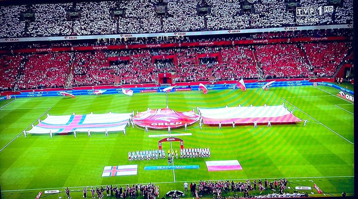 1910YNWA's tweet photo. Na Narodowym (wizualnie) niemal komplet. No przecież to aż się prosi na kolejne mecze podnieść ceny biletów, skoro w dalszym ciągu - niezależnie od wyników i tej całej rozjebundy wokół kadry - są chętne owce do strzyżenia. 🤣 #POLFRO #Polska #fanatycy #wiernosc #chujzwynikami https://t.co/EGjqO6mzPx