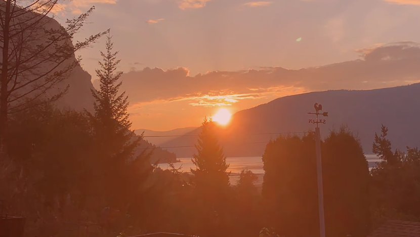 diabeteswarrior's tweet photo. AMAZING views of the #sunrise.
The sun RISING up over the #shuswap.
#ViewFromTheDeck w/@junkjunkee https://t.co/pVspSXuGZF