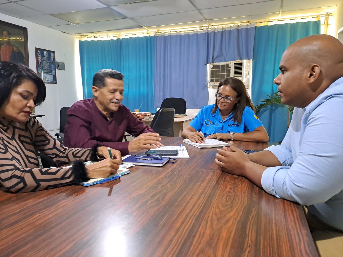 nnotivenezuela's tweet photo. Desde el @CDCEAragua sostuve un amenado encuentro con el Viceministro @pedrodiazg59 y el jefe de supervisión del @MPPEDUCACION Luis Castro abordando temas del inicio del nuevo año escolar 2023-2024. 
#PuebloMasMaduro 
@NicolasMaduro 
@_LaAvanzadora 
@Soykarinacarpio https://t.co/gZHnkCY0Z8