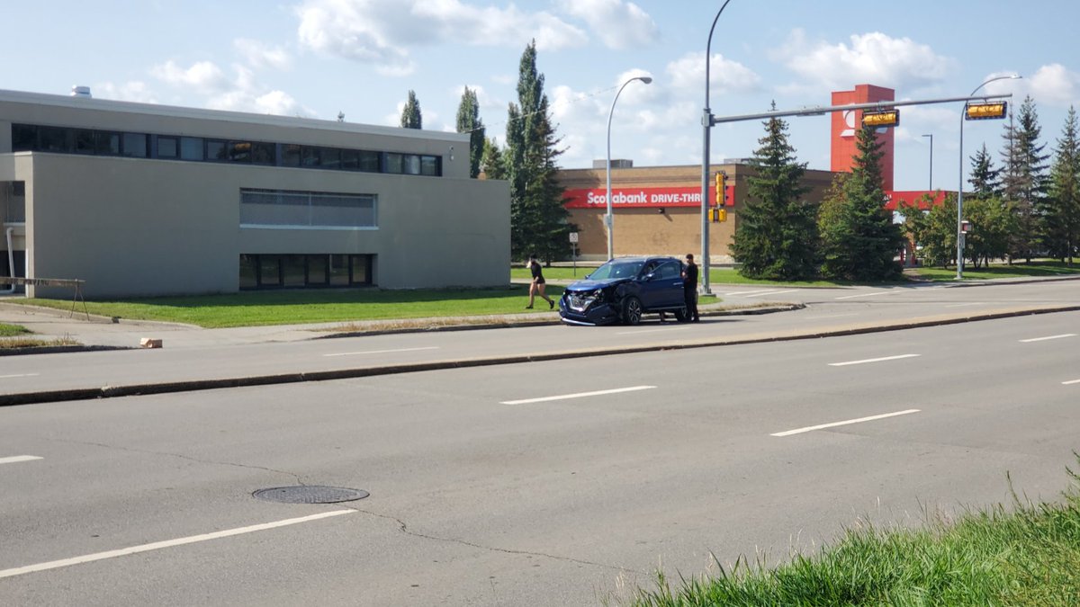 MichaelNikolai5's tweet photo. Another day, Another one of Edmontons finest drivers doesn't stop on Red before making right hand turn and hits a bus..🤣🤣🤣
108 st and 51 Ave a few minutes ago.
#Yeg
#yegtraffic
#collision
#takeets https://t.co/cSpEp6QgQ0