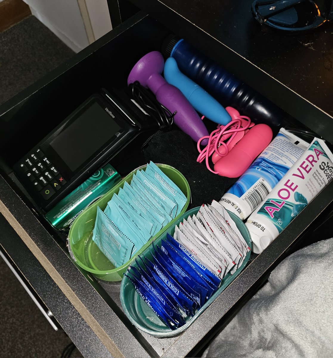 BadB1tchChelsea's tweet photo. How I set up for work.

Everything at the tip of my fingers so we get the most out of our time together.

I bet you want to have a turn with my toys.... 

.... and my eftpos machine 😝 https://t.co/lJkGaDCUH4