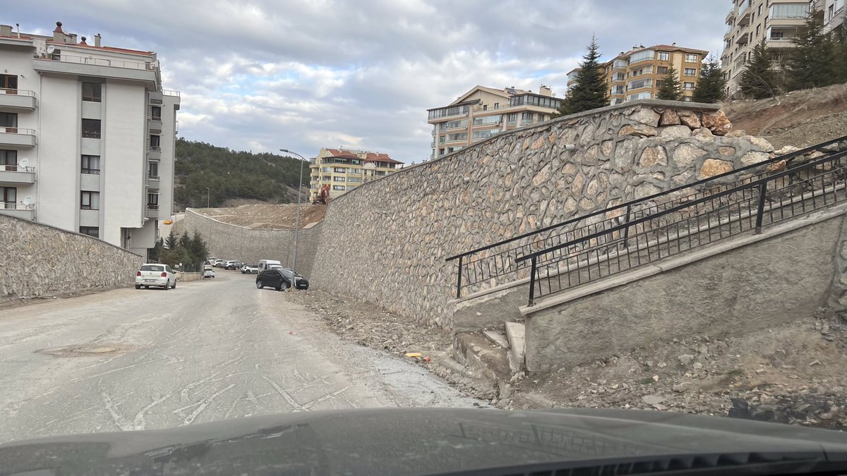 AlperEvren's tweet photo. Asfalt kaldırımlı yola yakışıyor. Kendini orada daha güzel gösteriyor. Kaldırımsız sokağa, caddeye asfalt atınca hiç bir şeye benzemiyor @AlperTasdelen06 

İmar planlarını kara kalem mi çiziyorsunuz @cankayabelediye? Öyle olsa dahi cetvel kullansanız, onu da bulamadığınızda başka bir defterin sırtını cetvel olarak kullansanız iyi olur. Bunları daha önce kimse öğretmedi mi sizlere?