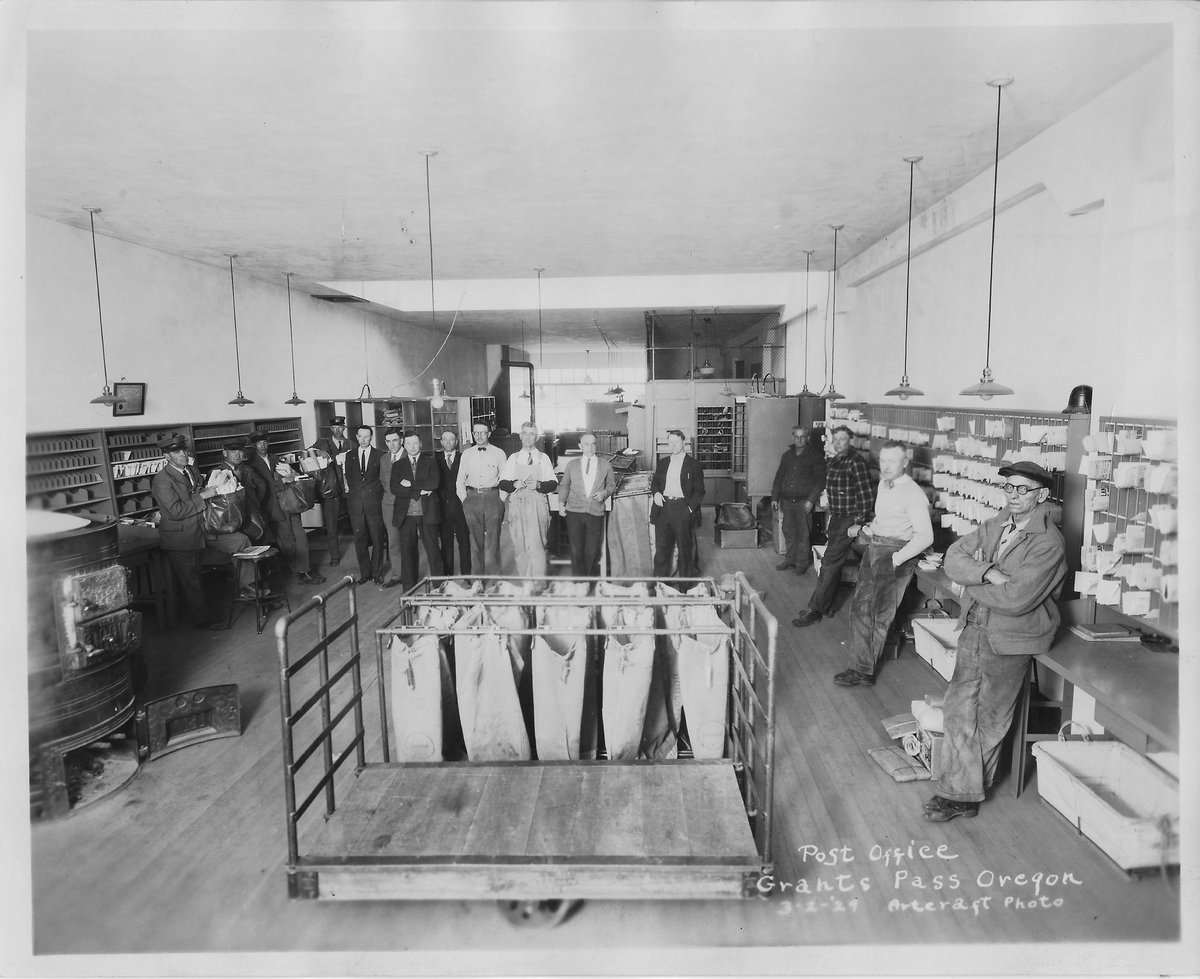 jc_historical's tweet photo. Throwback Thursday: Grants Pass Post Office in 1929. A little different looking from what we have now! https://t.co/heIHRSsB5u