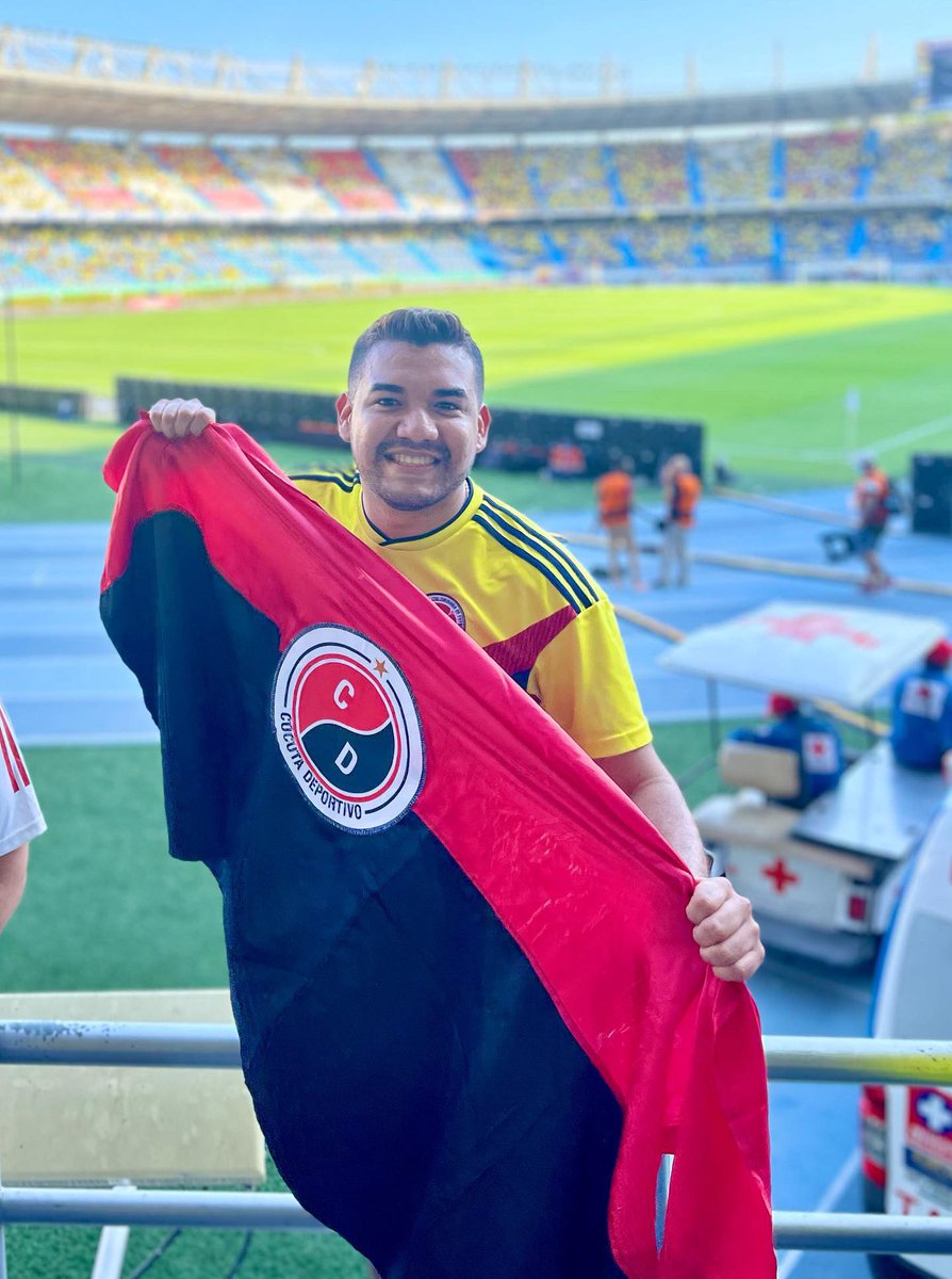 losmotilonestv's tweet photo. Grande @YoSoyImitador 🇨🇴🚩🏴 https://t.co/wCe09Y2iiS