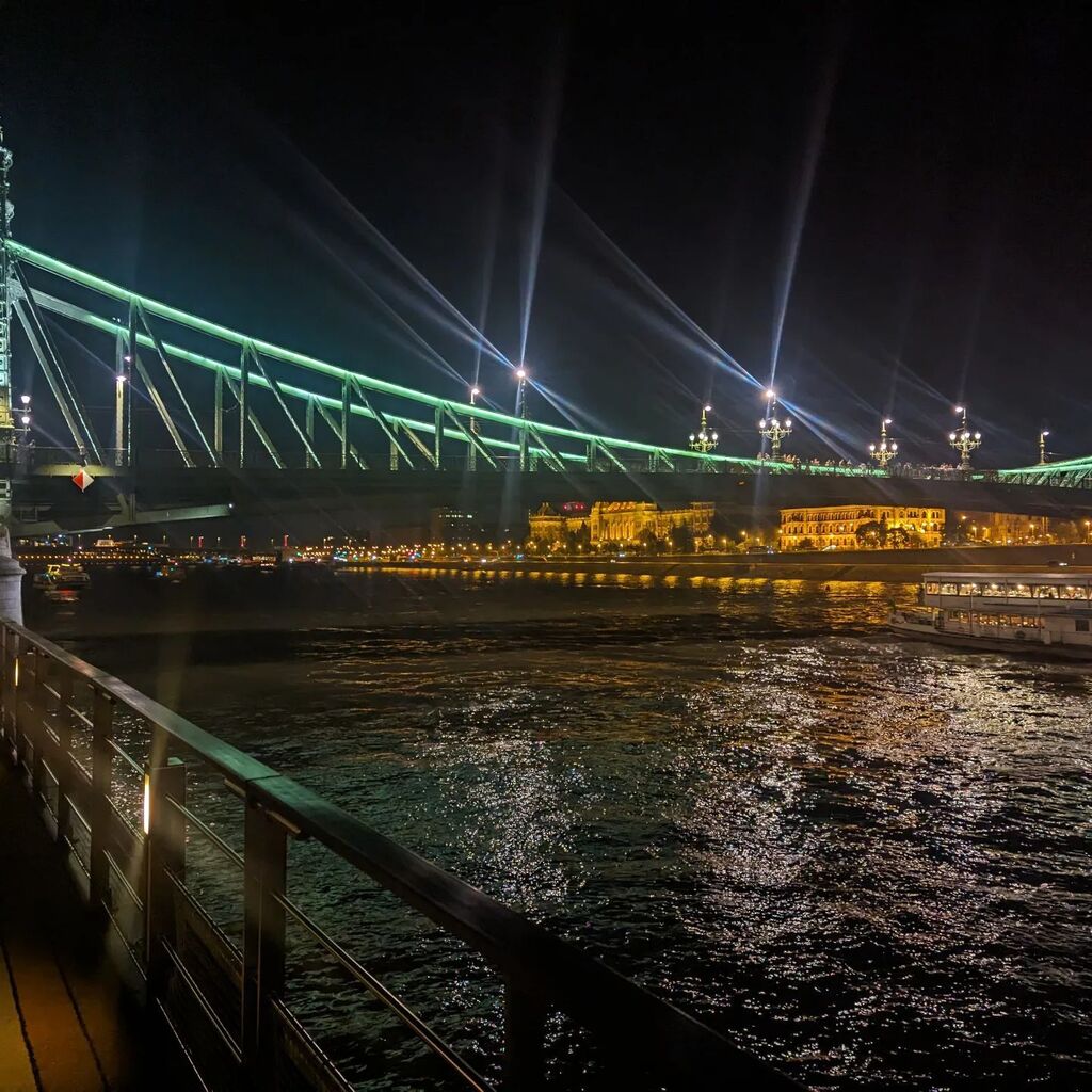 barbarafeldman's tweet photo. View of Budapest at night from our ship. https://t.co/FLJH5bMKYk https://t.co/fXjjhZV8Sz