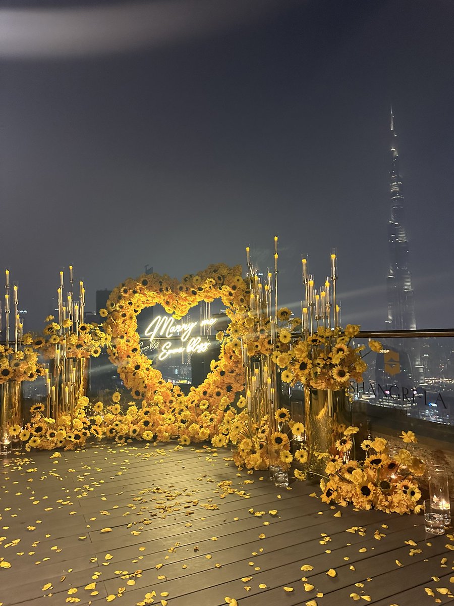 wavyemma's tweet photo. and the view during night was just indescribable… this trip to dubai has been all i can think about 😭 https://t.co/IIWgmJaLAI