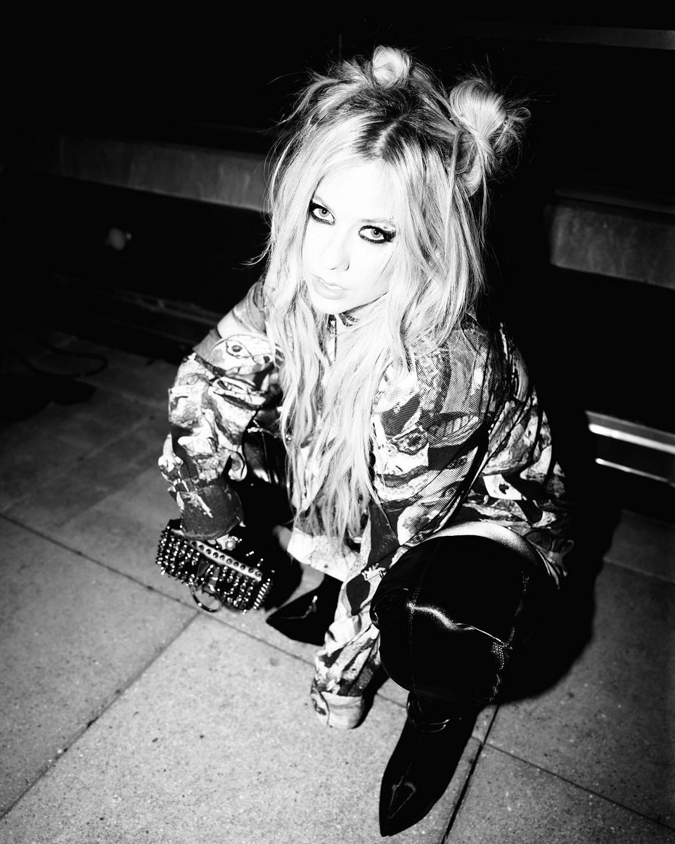 AvrilLavigne's tweet photo. New York nights with @NylonMag https://t.co/OAAvxCMRCY