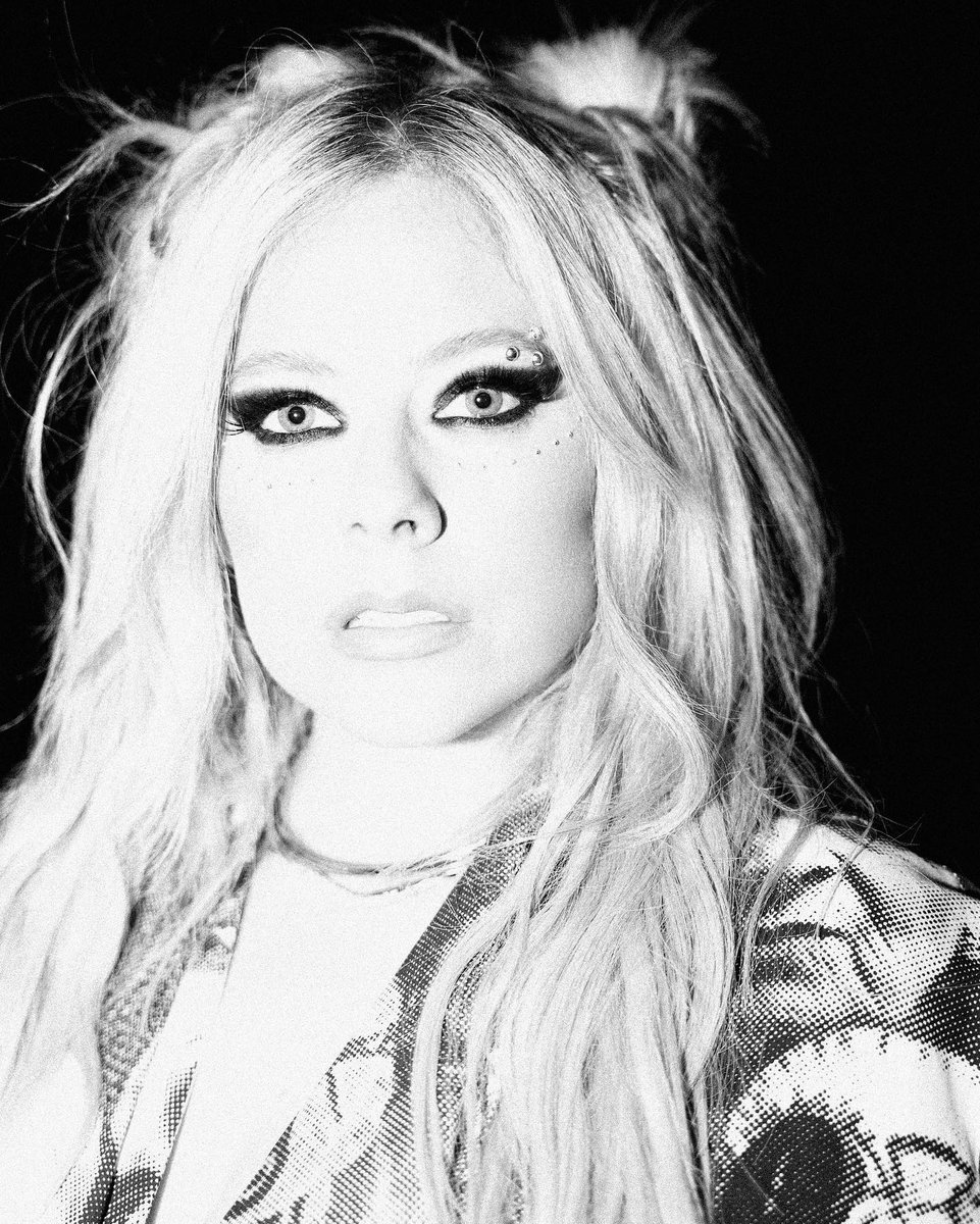 AvrilLavigne's tweet photo. New York nights with @NylonMag https://t.co/OAAvxCMRCY