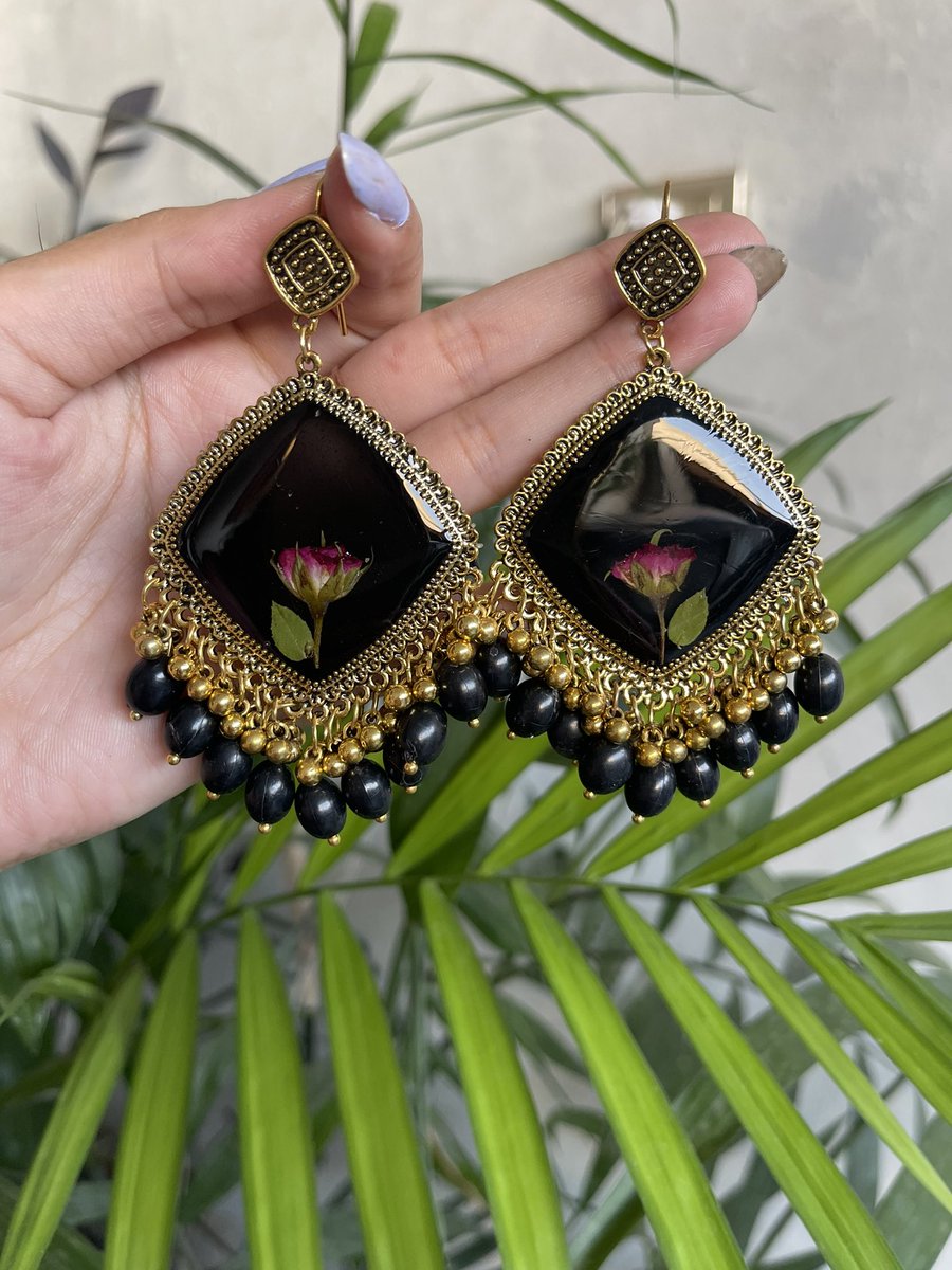 kaafisara's tweet photo. All I do is make pretty jhumkas and kiss my cats https://t.co/OWrTdn4SaM