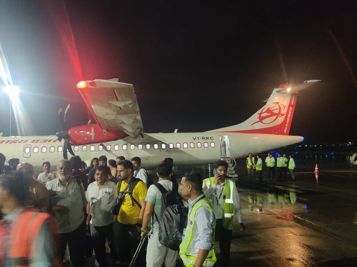 SushShankar's tweet photo. @allianceair Flight 9I-548 (Goa to Blr) scheduled for 7.15pm first got delayed to 8.30pm, then to 9.45pm, then to 10.35pm, and then to 11.50pm. Right now, it’s 12.22am and no one has any clue what’s happening! Do you care at all? Pls respond. Families are worried. https://t.co/TZpNRVVIqf