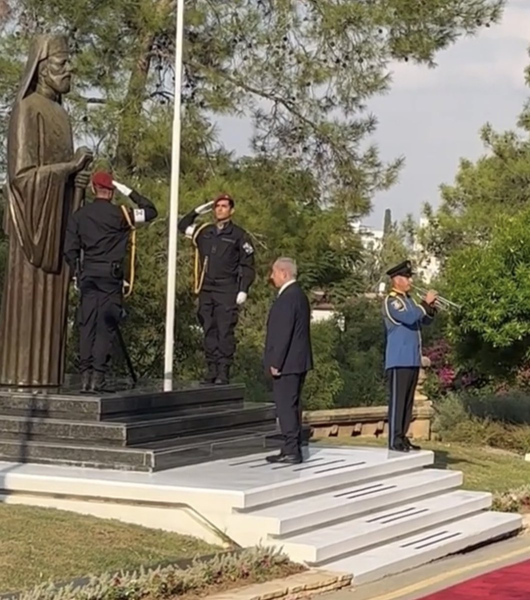 CostisCon's tweet photo. Ντρέπεστε και εσείς στη σκέψη τι πρέπει να σκέφτονται και τι να σχολιάζουν μετά οι ξένοι ηγέτες όταν τους παίρνουν να καταθέσουν στεφάνι στα άγαλμα ενός παπά (τρία μέτρα και βάλε μάλιστα);
#TriMac 🐒🛖🍌 https://t.co/FUCkAippFw