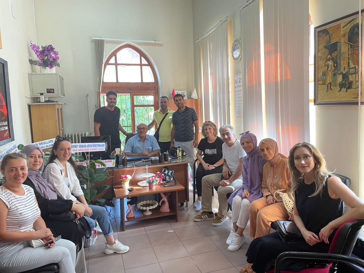 SaribeyA's tweet photo. Eski okulum Sarıbey Serkan Argın İlkokulu ve Ortaokulu idareci ve öğretmen arkadaşlarım yeni görev yerim olan Cumhuriyet İlkokuluna hayırlı olsun ziyaretime geldiler. Kendilerine çok teşekkür ediyorum. Sizlerle çalışmaktan çok memnunum. İyi ki varsınız . https://t.co/fTARRDOItE