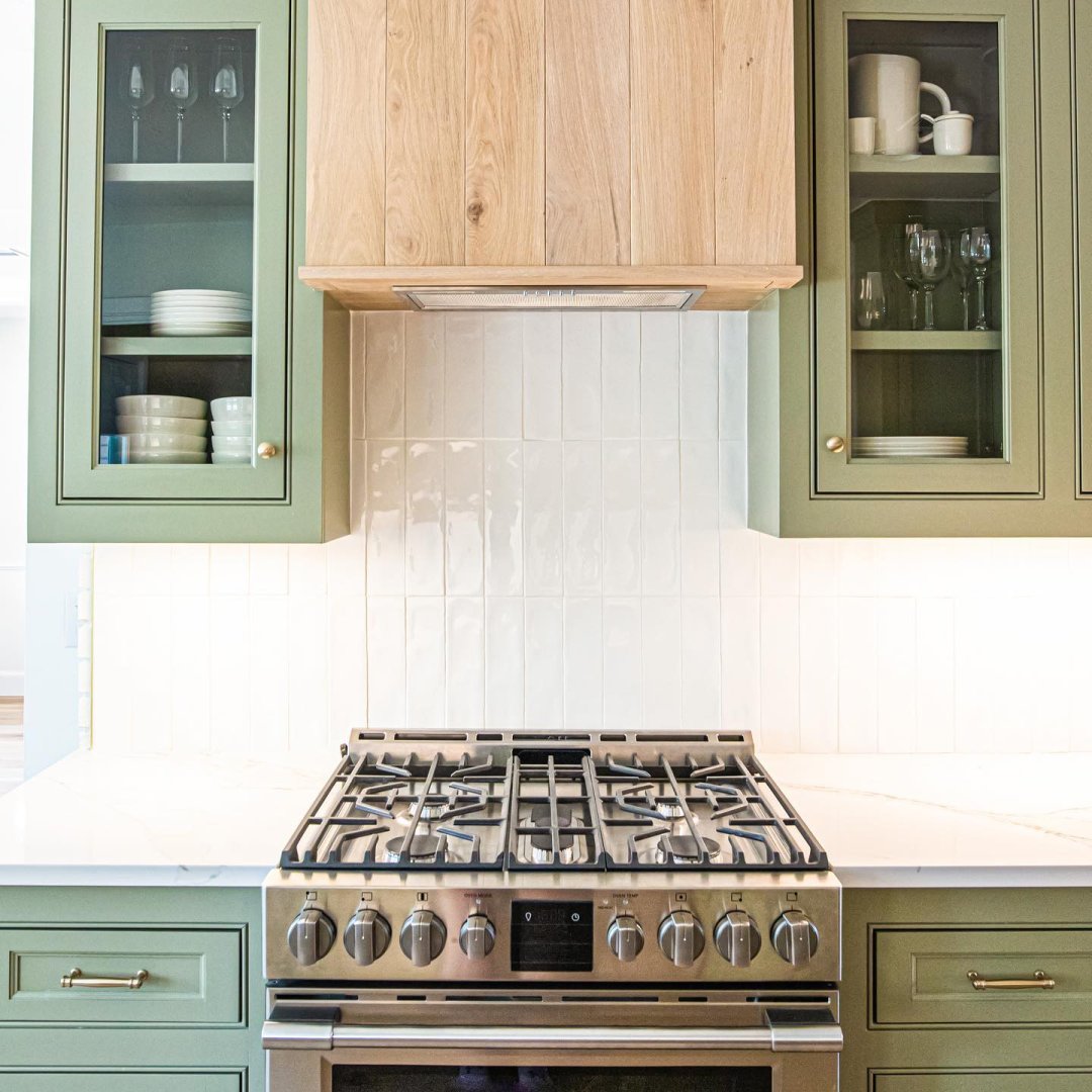SherwinWilliams's tweet photo. If you're looking for a neutral cabinet color with subtle green undertones, try At Ease Soldier SW 9127. Order a free color chip to see it in person: https://t.co/V7RzfIamjj
.
#SWColorLove (on Instagram):
📸: @ spacedesignokc + @ samanthalegs (photographer) https://t.co/DGFbSgxDrR