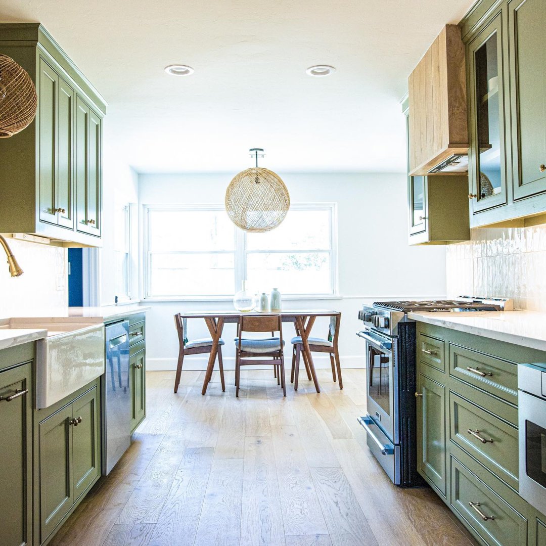 SherwinWilliams's tweet photo. If you're looking for a neutral cabinet color with subtle green undertones, try At Ease Soldier SW 9127. Order a free color chip to see it in person: https://t.co/V7RzfIamjj
.
#SWColorLove (on Instagram):
📸: @ spacedesignokc + @ samanthalegs (photographer) https://t.co/DGFbSgxDrR