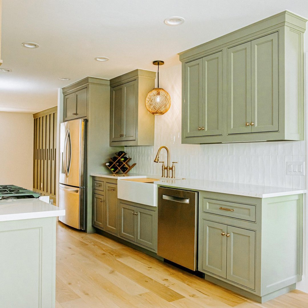 SherwinWilliams's tweet photo. If you're looking for a neutral cabinet color with subtle green undertones, try At Ease Soldier SW 9127. Order a free color chip to see it in person: https://t.co/V7RzfIamjj
.
#SWColorLove (on Instagram):
📸: @ spacedesignokc + @ samanthalegs (photographer) https://t.co/DGFbSgxDrR