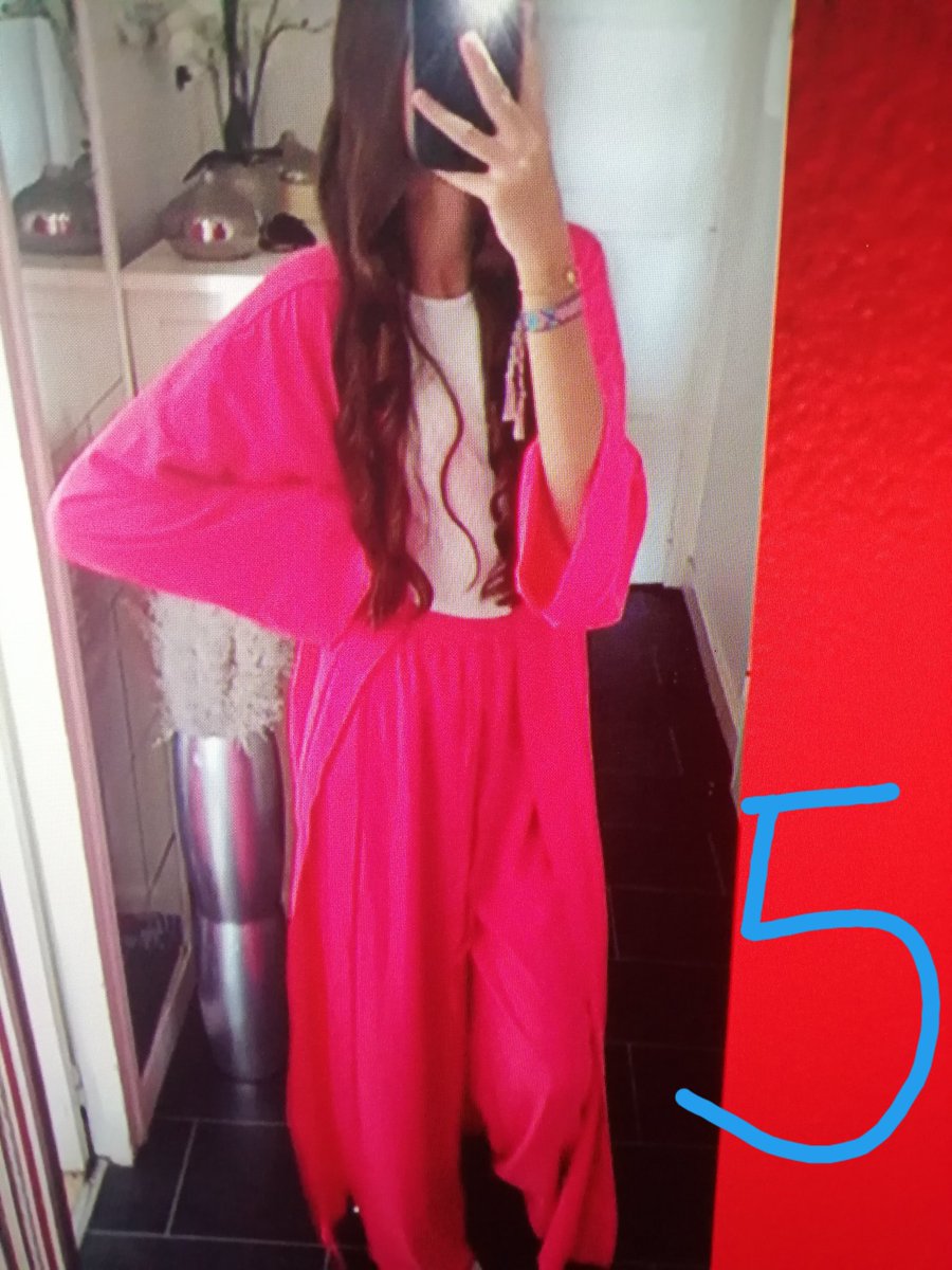 Dinguerie cette histoire de #abayas.... C'est ouf ! Et maintenant le kimono ?? Nan mais vous êtes sérieux ? Photo 1 #abayas photo   3 et 4 #kimono et photo 5..... Ben juste un  ensemble 2 pièces... Ce qu'on appelait avant un tailleur.! Bordel  #TPMP