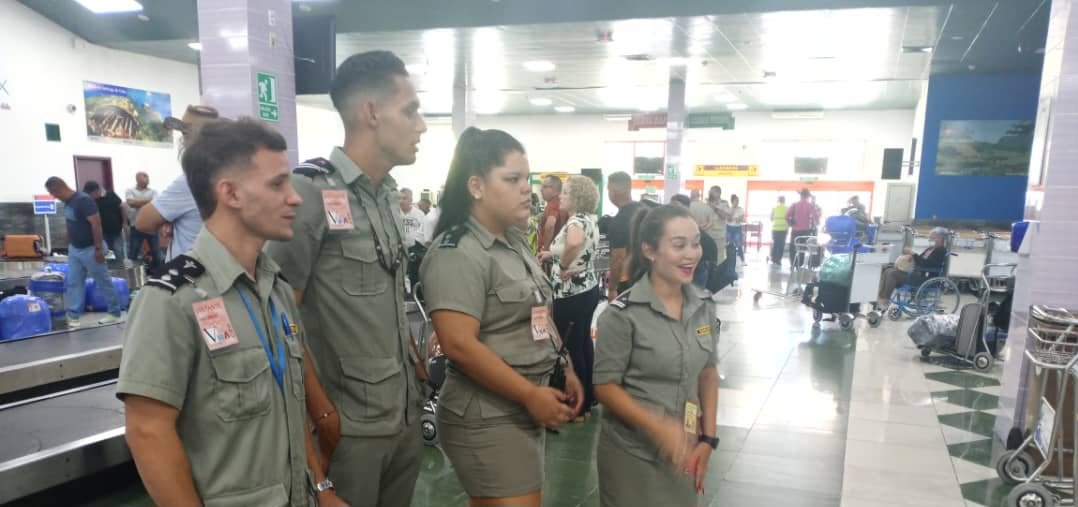 Yaritza47316778's tweet photo. Realiza la #AduanaCienfuegos está mañana fructífero intercambio de trabajo con la #AduanaVillaClara con el propósito de continuar fortaleciéndo los procesos aduaneros en torno a operatorias de vuelos de altos riesgos. 
#AduanadeCuba
#SeguridadYExcelencia
#PorUnaFronteraSegura https://t.co/yvi6TymWg1