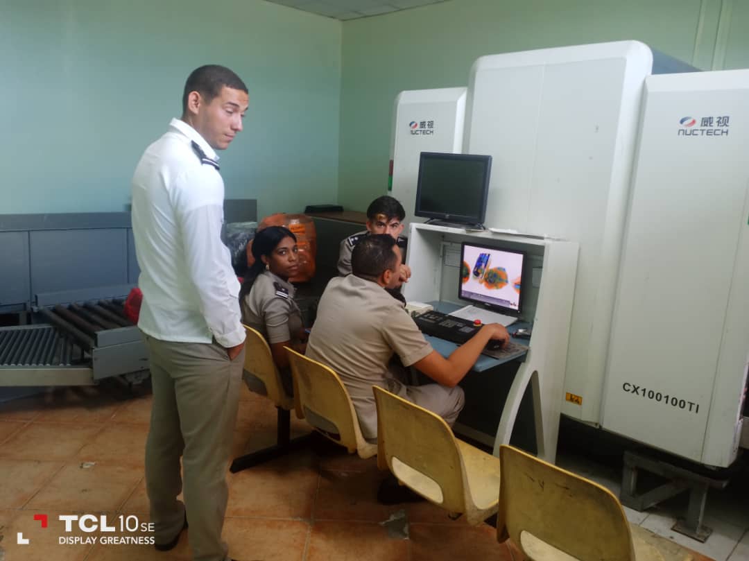 Yaritza47316778's tweet photo. Realiza la #AduanaCienfuegos está mañana fructífero intercambio de trabajo con la #AduanaVillaClara con el propósito de continuar fortaleciéndo los procesos aduaneros en torno a operatorias de vuelos de altos riesgos. 
#AduanadeCuba
#SeguridadYExcelencia
#PorUnaFronteraSegura https://t.co/yvi6TymWg1
