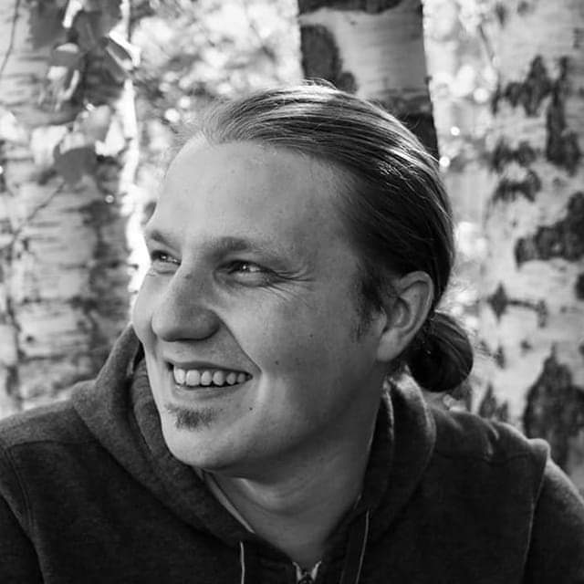 1/

Yskivän asiakkaan ratkaisu ei löytynyt apteekin hyllyltä 💊

Asiakas tuli apteekkiin ja suuntasi yskänlääkehyllylle. Menin kartoittamaan hänen tarpeitaan ja kävi ilmi, että koko kesä oli mennyt yskiessä ja oireet olivat aika vaikeat.