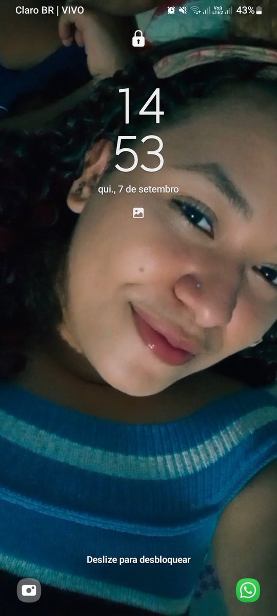 Vitoriiamiranda's tweet photo. @ueapaixonei A minha era daquelas aleatórias que trocava de foto toda vez que o cell desligava, as crianças tava muito pegando meu cell pra ve as fotos ai coloquei um boomerang meu https://t.co/j6tjPTMSYv