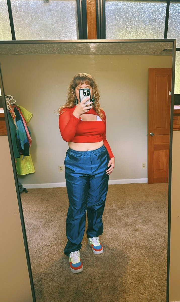 RePeachGA's tweet photo. My #OOTD inspired by primary colors + sporty spice ✨
#repeach #repeachga #sportyspice #nike #vintagenike #90snike #90sstreetwear #streetwear #streetwearfashion #90sfashion https://t.co/cVdQ2o0R6l