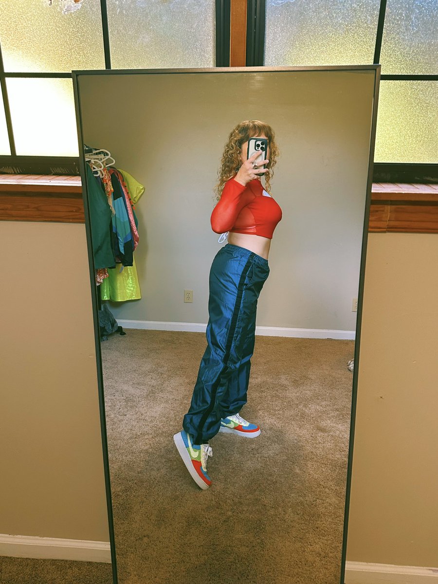 RePeachGA's tweet photo. My #OOTD inspired by primary colors + sporty spice ✨
#repeach #repeachga #sportyspice #nike #vintagenike #90snike #90sstreetwear #streetwear #streetwearfashion #90sfashion https://t.co/cVdQ2o0R6l